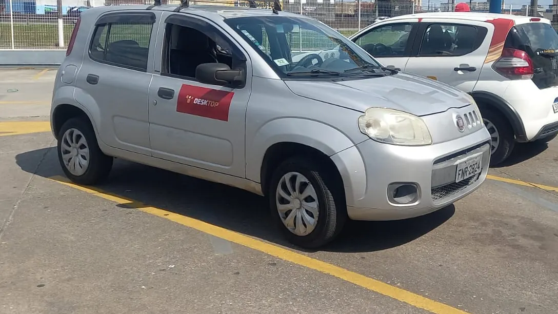 Carro adesivado em ação de mídia móvel da Connext